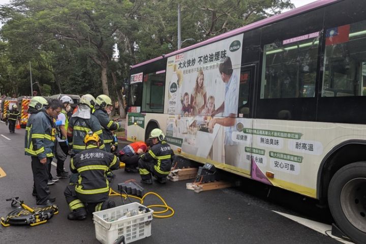 台北市愛國西路附近19日發生行人遭公車撞擊死亡事故，乳癌外科權威60歲名醫周佳正在行穿線時，疑遭轉彎公車撞擊，送醫搶救不治。圖/中央社
