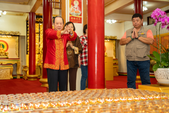 悟覺妙天禪師為菩提心燈開光。圖/關西慈航觀音禪寺提供