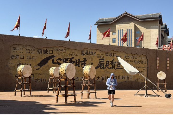 「漫葡．看見賀蘭沉浸式演藝小鎮」，近年成為寧夏熱門的新興旅遊景點。圖/記者陳素貞攝