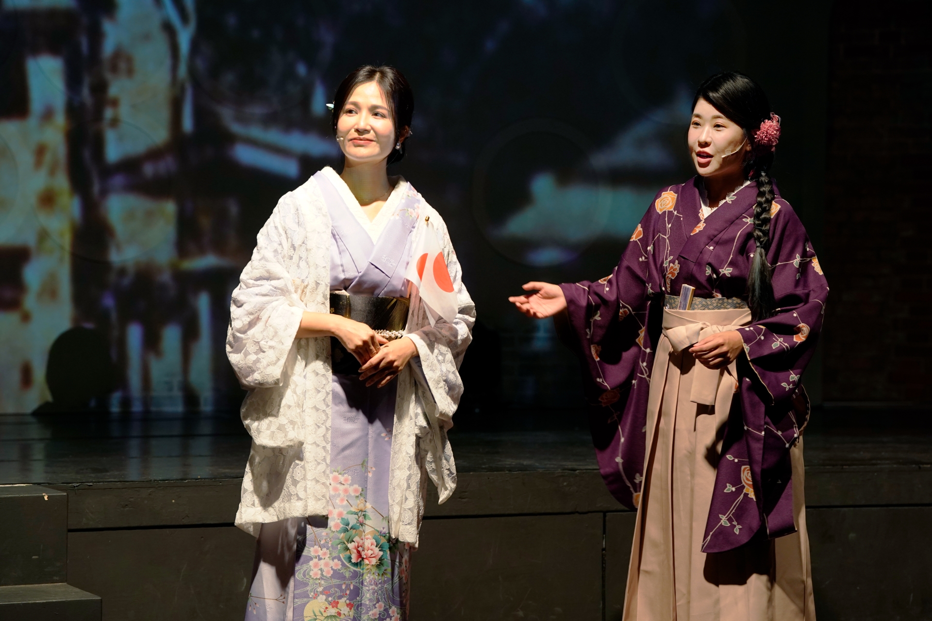 （左起）吳怡霈、木星（林牧昕）在《西門町一番地》中輪流扮演母女，順著時代變遷一人分飾多角。圖/全民大劇團提供