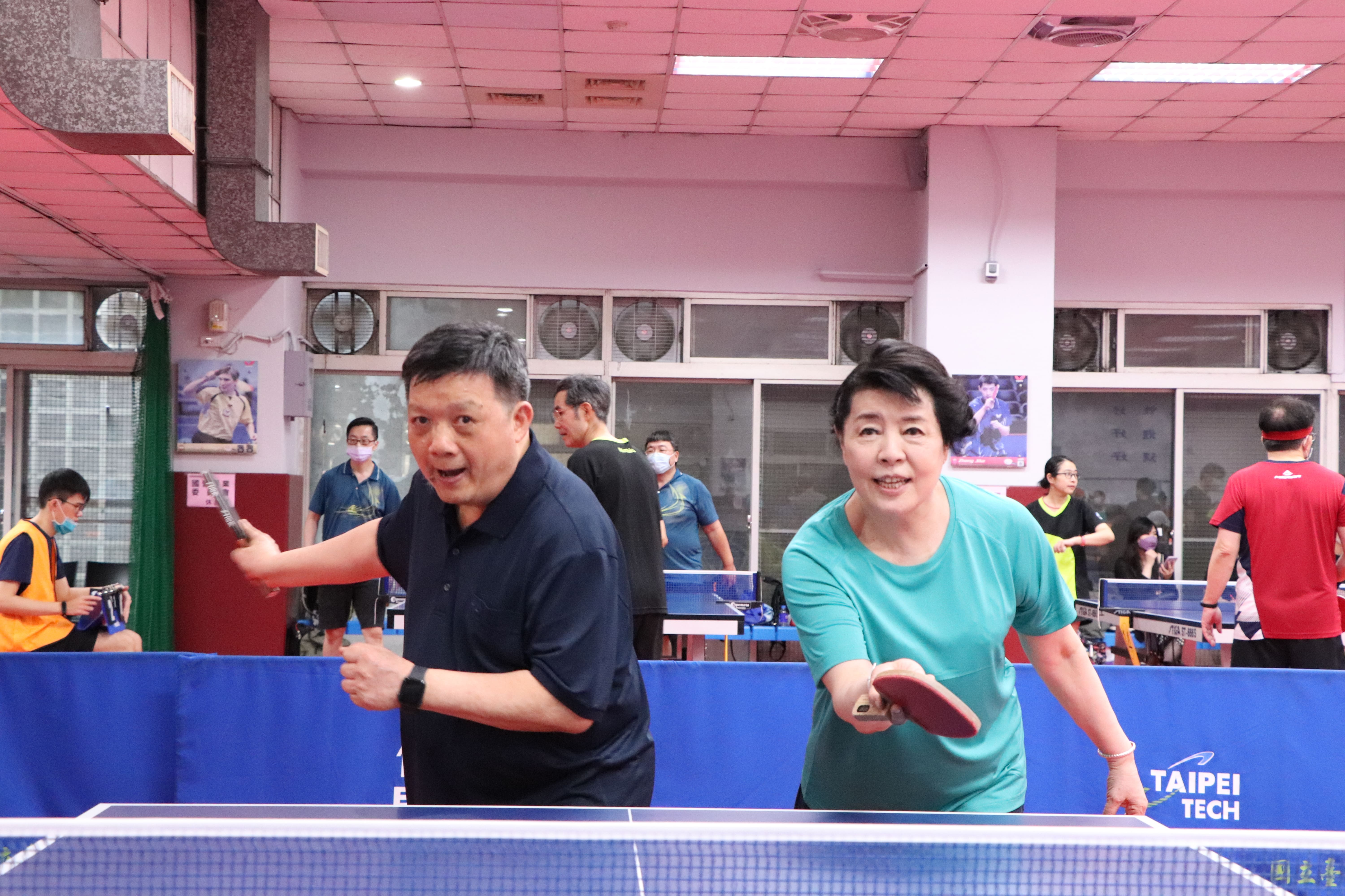 億光董事長葉寅夫（左）與妻子簡文秀（右）賢伉儷以桌球養生。圖/億光文化金會提供