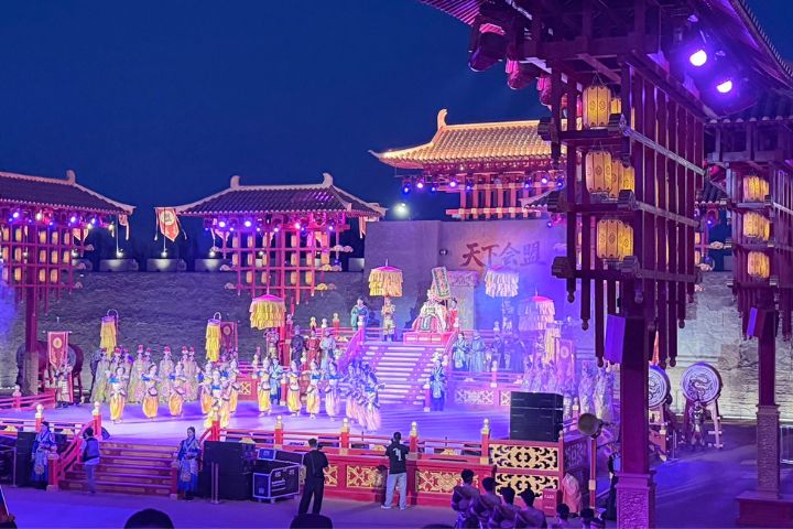 壓軸登場的《靈州會盟》則透過大型戶外劇場，重現千年前多民族交流共榮的重要歷史場景。圖/記者陳素貞攝