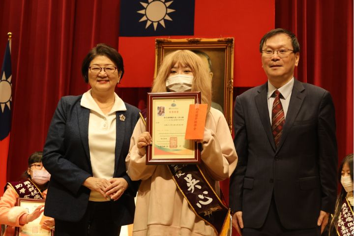 衛福部常務次長莊人祥（右）罕見含淚談及自身抗胃癌歷程，透露過去從未公開的治療細節。他鼓勵在場的罹癌學生：「活著，就是希望」。圖/周大觀文教基金會提供