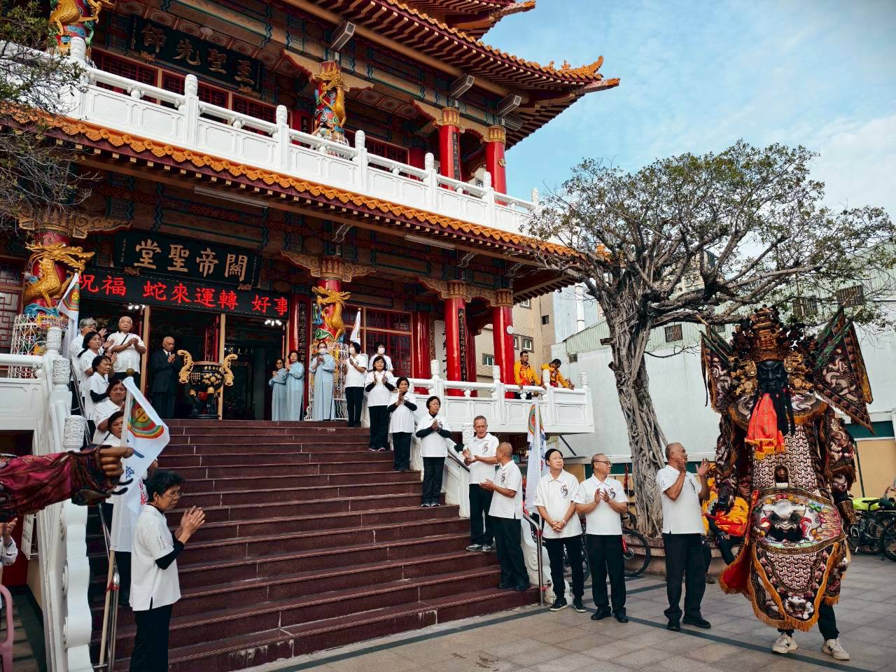 台南關帝聖堂道親列隊迎迓神明。圖/記者衣冠城攝