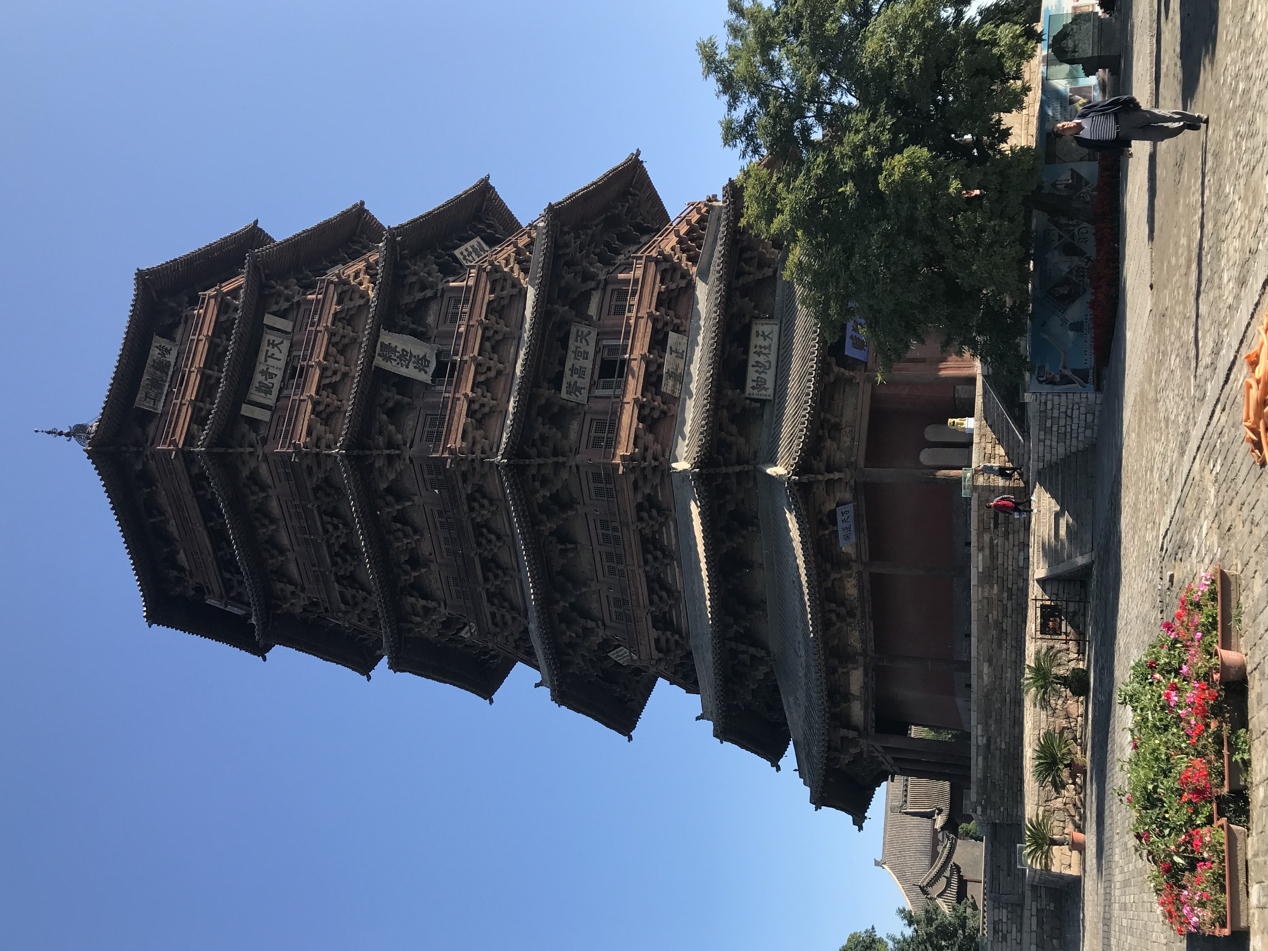 應縣木塔建於西元1056年，歷經40餘次地震和200餘次槍擊炮轟，應縣木塔卻始終巋然屹立而不倒。圖/陳素貞攝