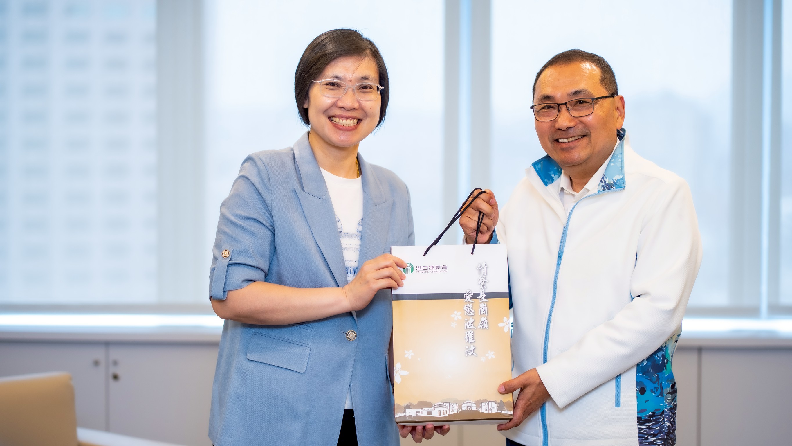 藍委徐欣瑩(左)特別準備了新竹縣特產「東方美人茶」與外銷日本的「湖口鄉大窩口米」贈予新北市長侯友宜(右)。圖/徐欣瑩辦公室提供