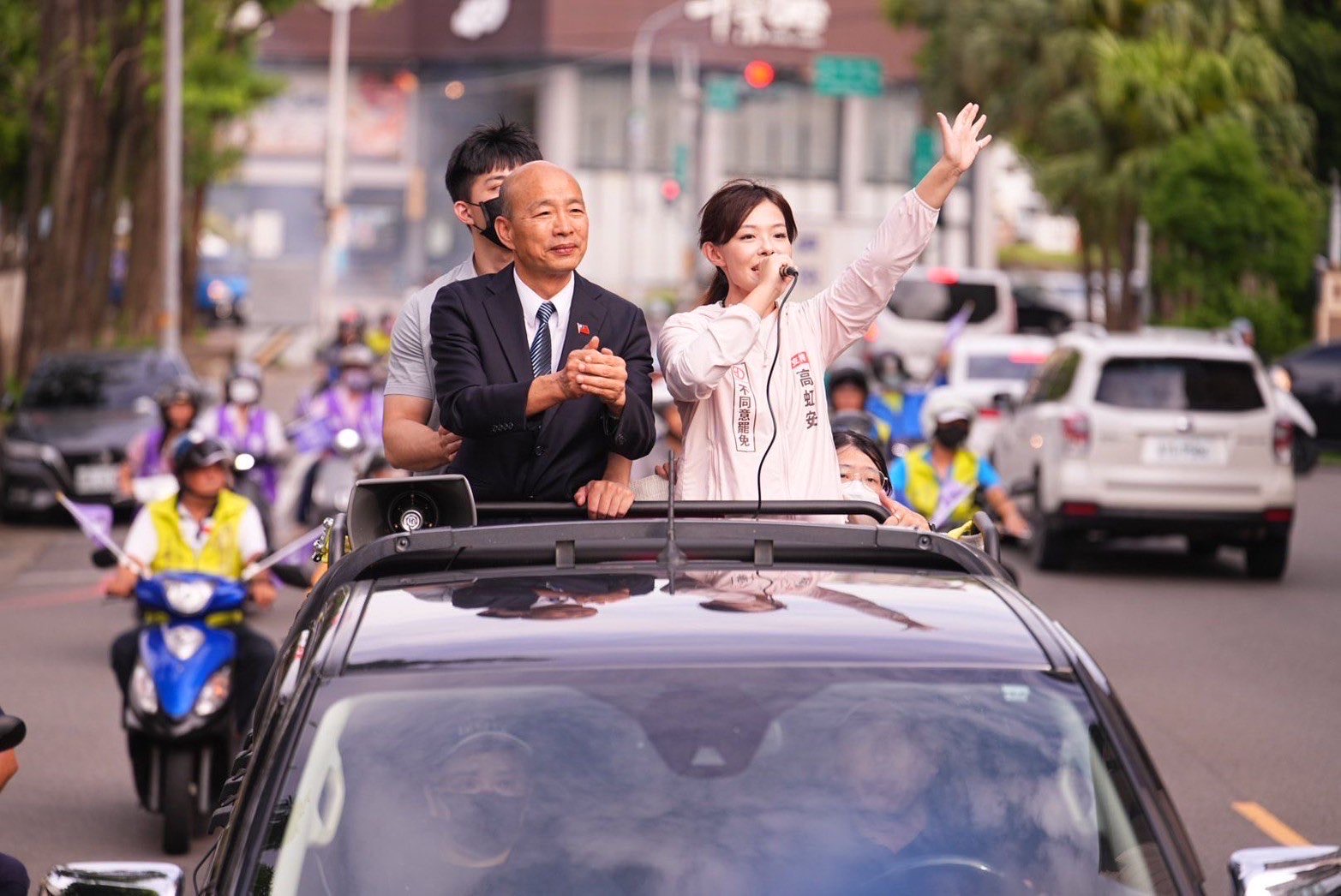 立法院長韓國瑜（左）22日偕新竹市長高虹安（右）反罷掃，吸引線上1.2萬人同時觀看。圖／高虹安辦公室提供