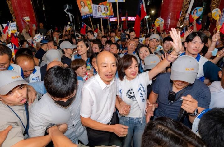 柯志恩17日晚間與韓國瑜一同前往小港鳳儀宮代天府，沿途支持者熱情加油，現場聚集不少民眾。圖/取自柯志恩臉書