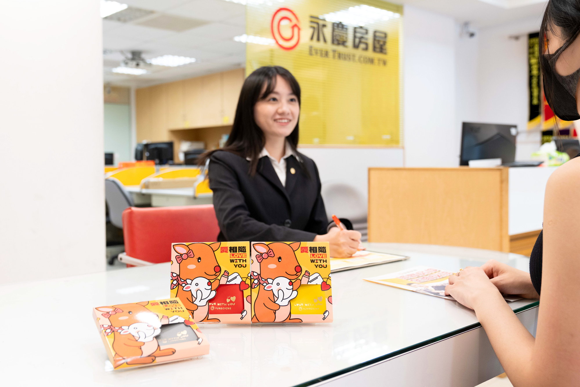 為慶祝母親節，永慶房屋推出預約賞房就贈「永慶彈口隨行袋」，不論是化妝品、耳機、卡片或是零錢，都能輕鬆收納各種生活小物。圖／永慶房屋提供