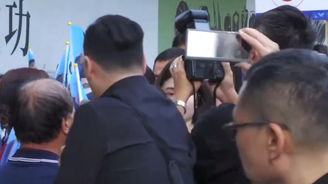台北市長蔣萬安日前抱病休養,由妻子石舫亘代夫投入市場掃街行程,現場人潮擁擠。圖/蔣萬安競辦提供