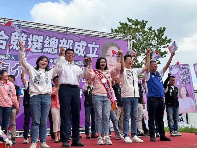 國民黨台南市長參選人謝龍介（左二）與市議員共同拉抬2026選情。圖/取自謝龍介臉書