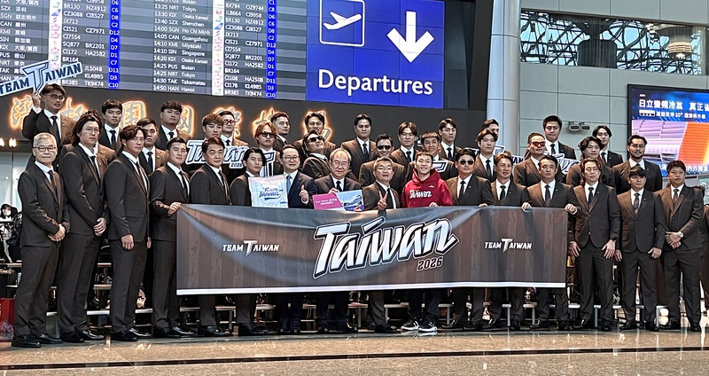 世界棒球經典賽(WBC)台灣隊2月28日在桃園機場搭機,前往日本宮崎準備進行官辦熱身賽,中職會長蔡其昌(前排左9)、運動部部長李洋(前排左10)送行。圖/中央社