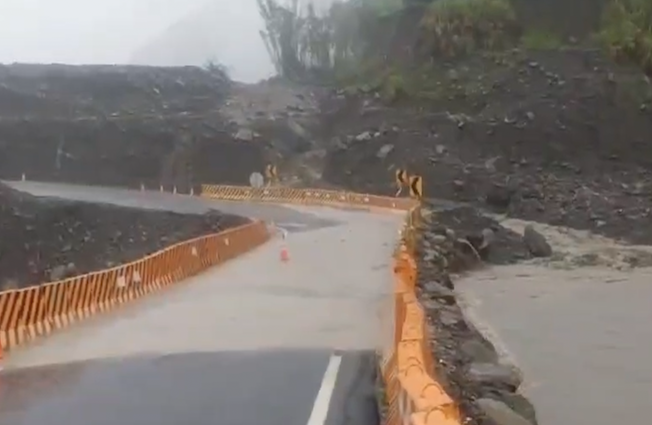 高雄13日下起大雨，圖為南橫公路台20臨93線河床便道。圖／交通部公路局南區養護工程分局提供