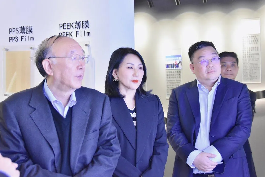 前重慶市長黃奇帆(左)被查真正原因,官方迄今尚未公布,但跡象顯示,與兒子就投資相關事項涉貪應是有關。圖/取自微博新華裔