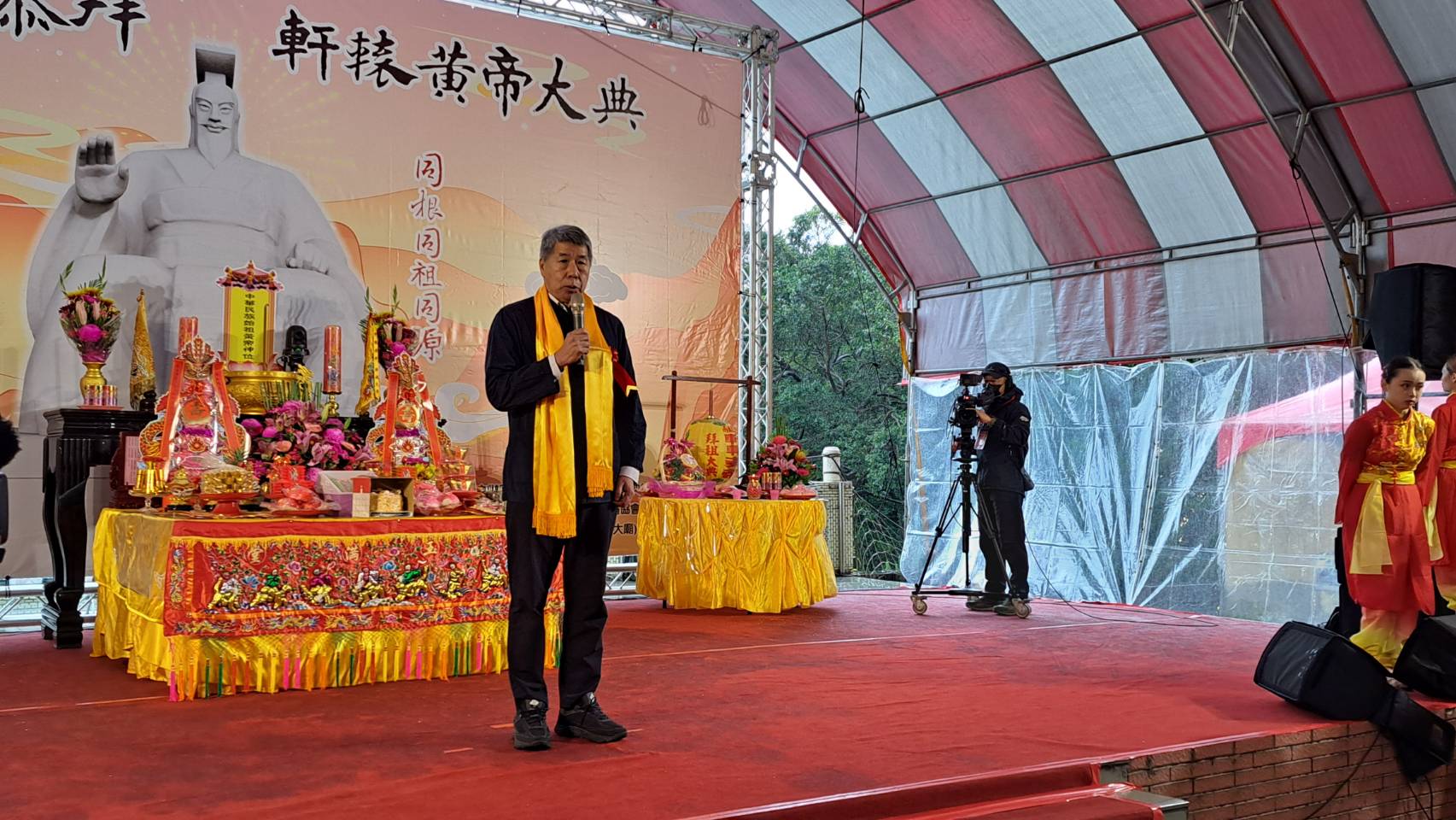 恭拜軒轅黃帝大典主拜官、孫文學校總校長張亞中祝願，中華民族列祖列宗保佑兩岸和平發展。圖/宋秉忠攝