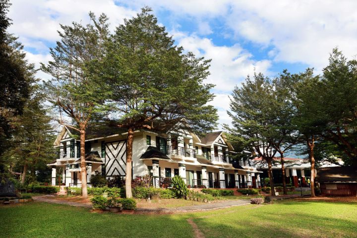   歐都納山野渡假村提供原木屋套房與歐式鄉村建築「盧森館」等住宿型態。圖/取自歐都納山野渡假村網站