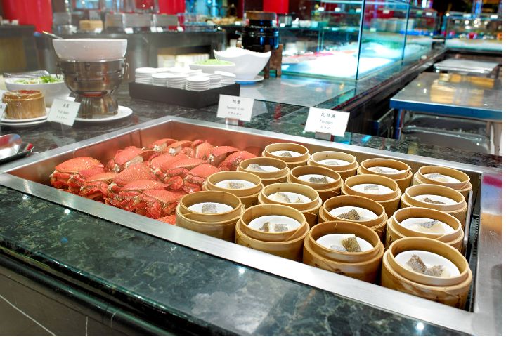 松鶴餐廳Buffet每位不用千元，就能吃到紅酒燉牛尾、英式炸魚、南洋風味焗烤蝦、烤鴨胸、旭蟹與藍蟹等星級美饌。圖/圓山大飯店提供