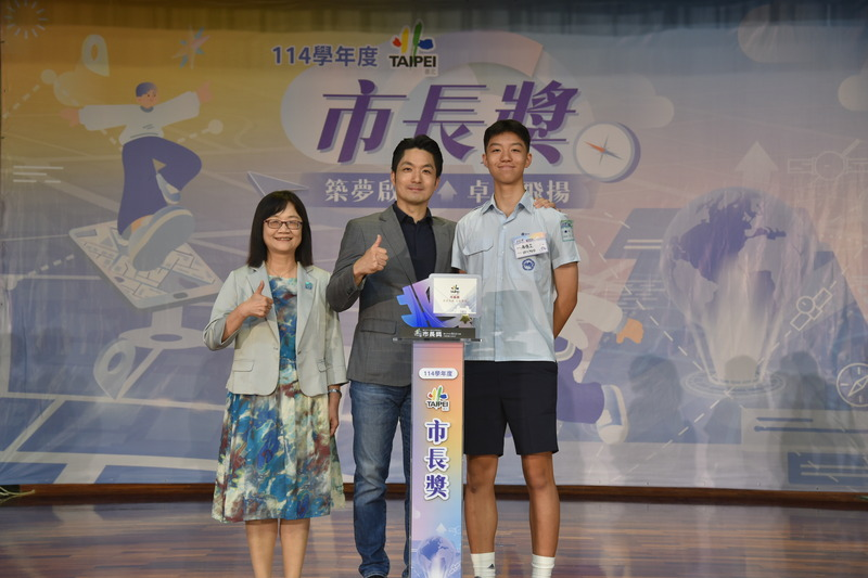 台北市長蔣萬安（中）2日透露，兒子蔣得立(右）將不領補助赴美。圖/中央社