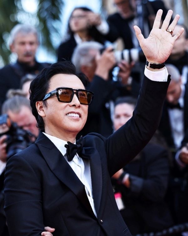  香港動作影星、大陸全國政協委員甄子丹以較輕鬆的方式談及AI與機器人的衝擊。圖/取自新華社