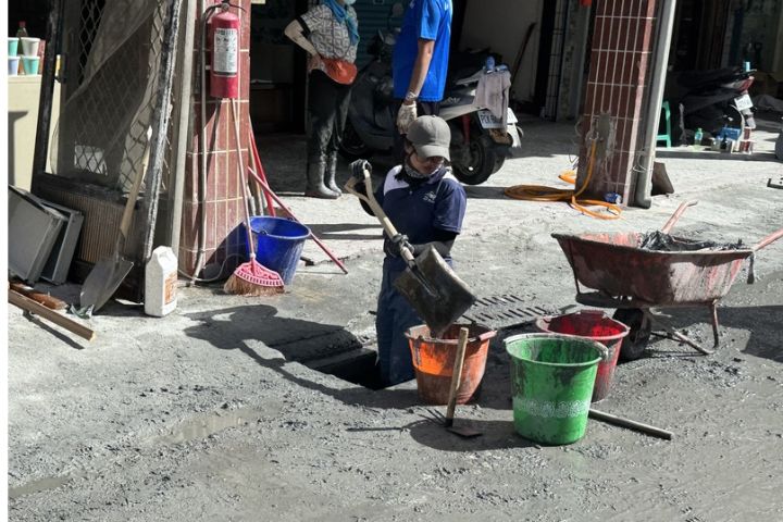 中秋連假首日，花蓮縣光復鄉4日同樣隨處可見「鏟子超人」熱血辛苦身影，有人幾乎半身都站進了水溝內，用鐵鍬挖出溝內淤泥，幫忙疏通清淤。圖/中央社