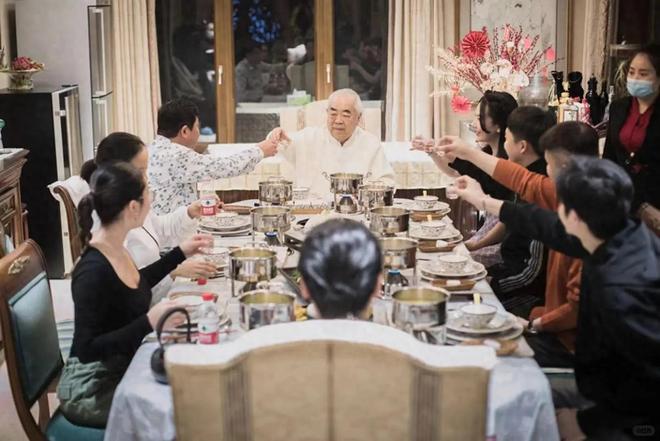 范曾（中間面對鏡頭）去年4月結婚後，曾在家中宴客，圖中坐范曾正對面背對鏡頭的是徐萌。圖／取自網易