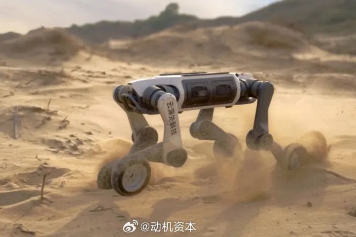 杭州雲深處科技發表輪足機器人「山貓M20」。圖/取自動機資本微博