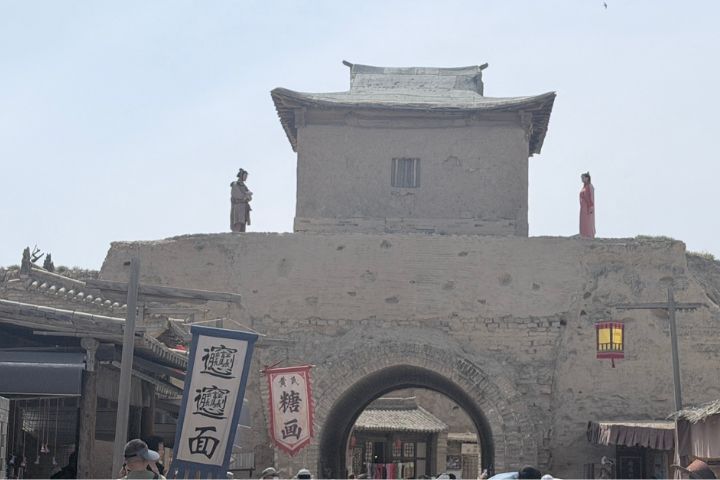 清城是《大話西遊》的拍攝重點,至尊寶與紫霞仙子相遇的城牆、牛魔王洞府、盤絲洞等經典場景依然保留下來。圖/記者陳素貞攝