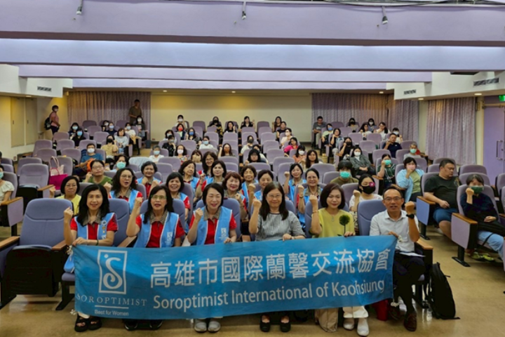 圖為國際蘭馨交流協會高雄市會，在總會總監施秉慧（前左三）帶領下，今年8月1日協辦由衛福部指導高雄市政府社會局主辦的公益活動~「#MeToo 然後」114年高雄市性暴力防治影像巡迴座談。圖／國際蘭馨交流協會提供