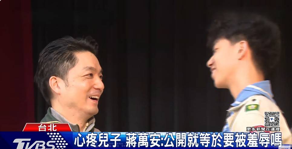 台北市長蔣萬安與長子蔣得立。蔣得立近日因交換學生資格遭政治與網路輿論追打，爭議更延伸至童軍活動、求學背景與外貌。圖／擷取自TVBS新聞網YouTube影片