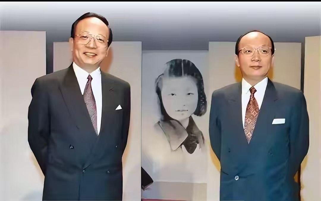 孝嚴（左）與孝慈兄弟在母親章亞若遺像前合影。圖/作者提供