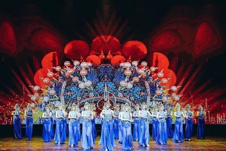 恒大歌舞團在全盛時期規模約200人，外界曾以「千挑一」形容招募標準，據稱對身高、體重、外貌及學歷等條件都有要求。圖/取自微博