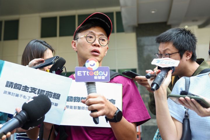 中華民國獸醫內科醫學會理事長鍾昇樺（中）呼籲，在寵物用藥新制配套未完備前，希望能夠暫緩施行。圖/中央社