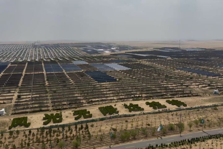 達拉特旗光伏發電應用領跑基地醒目地印著「風光無限達拉特」標語。圖/梅花新聞網張蔭泉攝