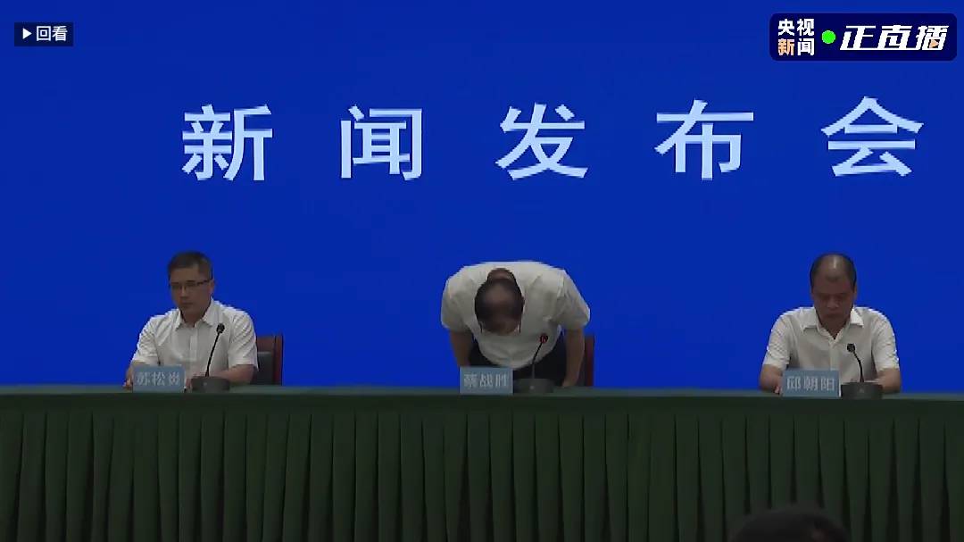 泉州市長蔡戰勝10日在記者會上鞠躬道歉。圖/取自央視