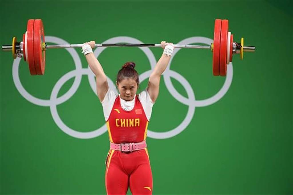中國大陸女將鄧薇勇奪女子舉重63公斤級里約奧運金牌，並打破林子琦保持的挺舉與總和世界紀錄。圖/取自新華社