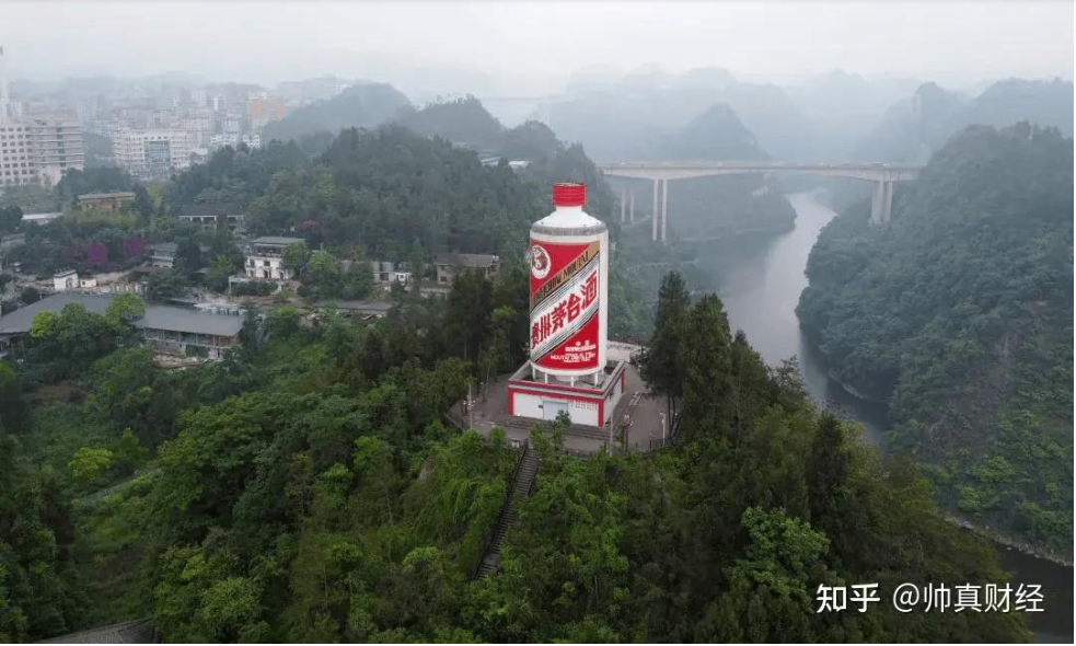 貴州茅台鎮的茅台酒瓶塑像。圖/取自知乎@帥真財經