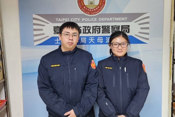 士林分局天母派出所警員魏兆嶸(左)、詹沛宜(右),及時協助八旬嬤脫困。圖/士林分局提供