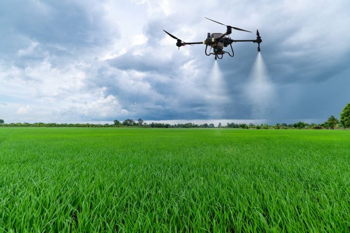 農業用無人機進行農田噴灑作業。圖/APChanel/Shutterstock.com