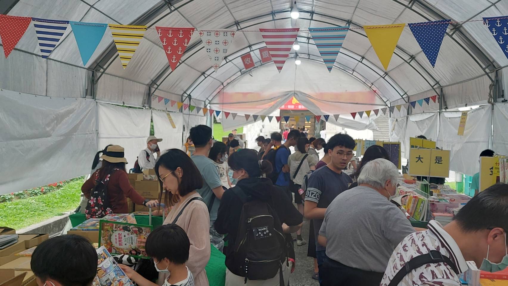 圖書出版事業協會書展在中正紀念堂大孝門廣場展出，有40家出版社獲選參展。圖/圖書出版事業協會提供