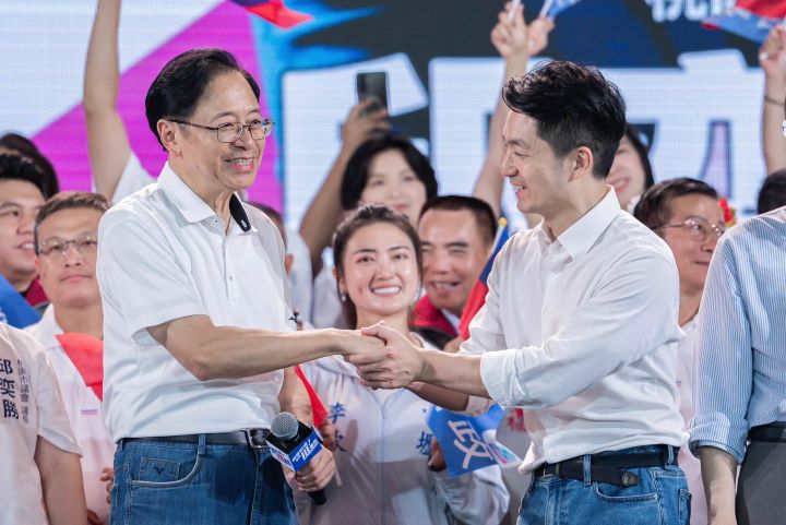 國民黨北北基桃首場聯合造勢活動中，台北市長蔣萬安（右）、桃園市長張善政（左）同台爭取選民認同。圖/取自蔣萬安臉書