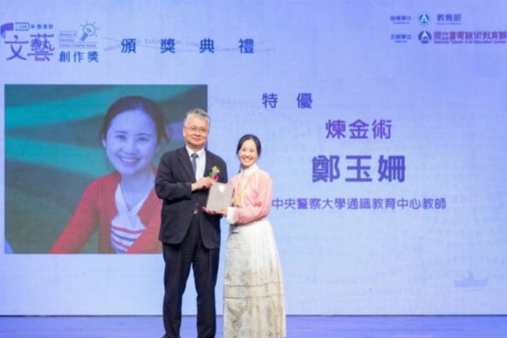 2025教育部文藝創作獎鄭玉姍副教授(右),美感啟蒙,源自於童年時與阿嬤一同觀賞的歌仔戲。圖/取自陳碧涵臉書