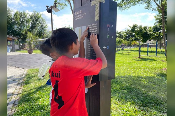 環校步道串聯「古謠」、「情歌」和「生活的故事」主題,排灣族特有的石板元素排建其間,讓孩子自然而然地識得排灣族文化。圖/取自陳碧涵臉書