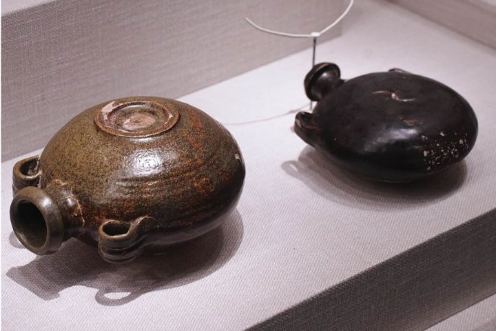 西夏陵博物館的扁平陶壺，象徵著遊牧民族的馬上歷史。圖/記者陳思豪攝