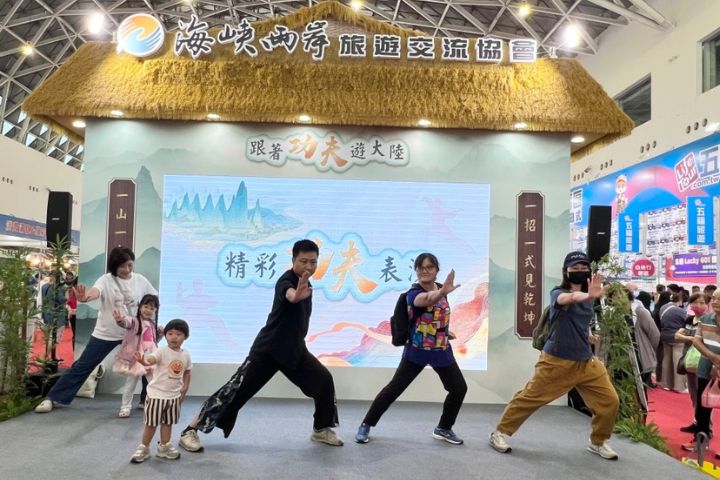 四川文旅展區在台峨眉武術傳承人現場表演,吸引大批「武俠迷」駐足互動。圖/取自《川觀新聞》