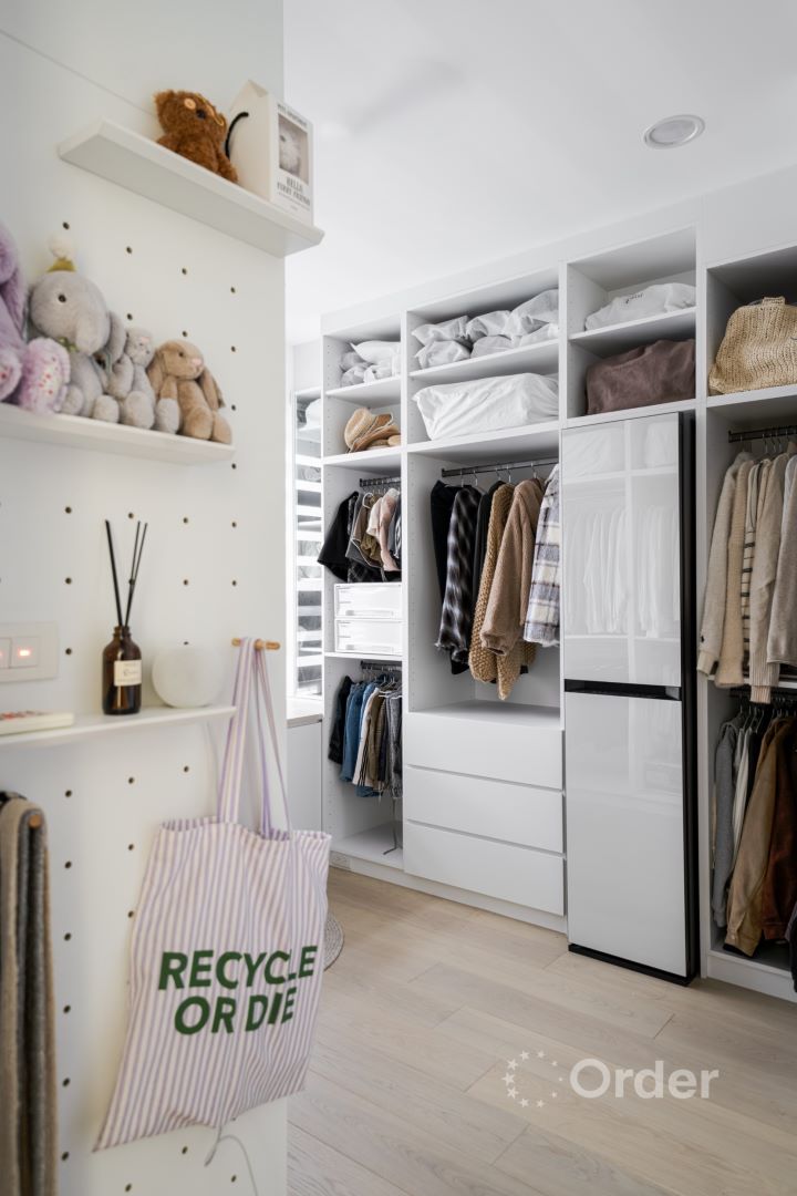 整合電子衣櫥與分層收納，設置洞洞板陳列香氛與包款，歐德規劃高機能更衣室，讓陳敬宣好滿意。圖/歐德集團提供