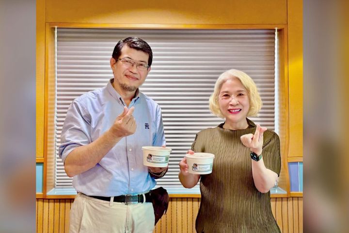 為了延續對齊柏林導演的承諾，何明瑞（左）開啟了「豆花車」計畫。圖/取自陳碧涵臉書