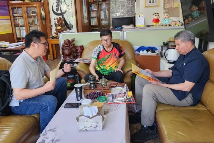 孫文學校校長張亞中（右）在中華文化暨旅遊協會理事長陳旻沁陪同下，拜訪中華關聖帝君公益弘揚總會理事長游承曉（同人居士，中）。圖／作者提供