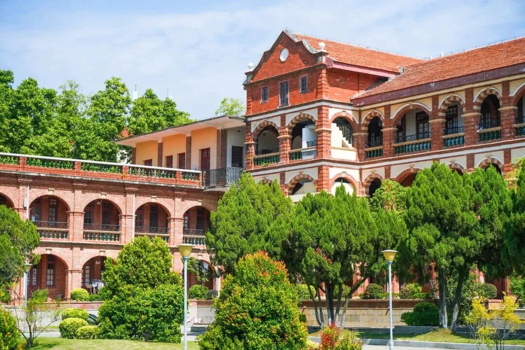 圖為集美大學財經學院的尚忠樓，也出現在《沉默的榮耀》。圖／取自央視《看台海》