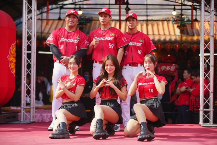 味全龍球員陳子豪、陳冠偉、李致霖與小龍女李多慧、口水、張晴現身「永靖謝平安家年華」,以活力演出與合影互動,與鄉親一同謝平安、呷平安。圖/頂新和德文教基金會提供