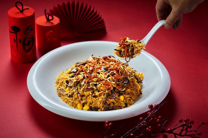 專為素食者設計的羅漢珍珠糯米飯則以牛肝菌、蟲草等多款養生蔬材入菜，香氣溫潤，米粒蒸煮後Q彈飽滿，呈現一道寓意圓滿吉祥的賀歲佳餚。圖/圓山大飯店提供
